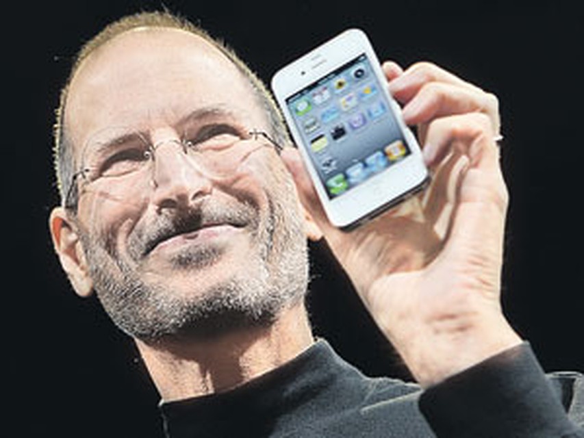 Стив Джобс со своим последним творением - iPhone 4. 
